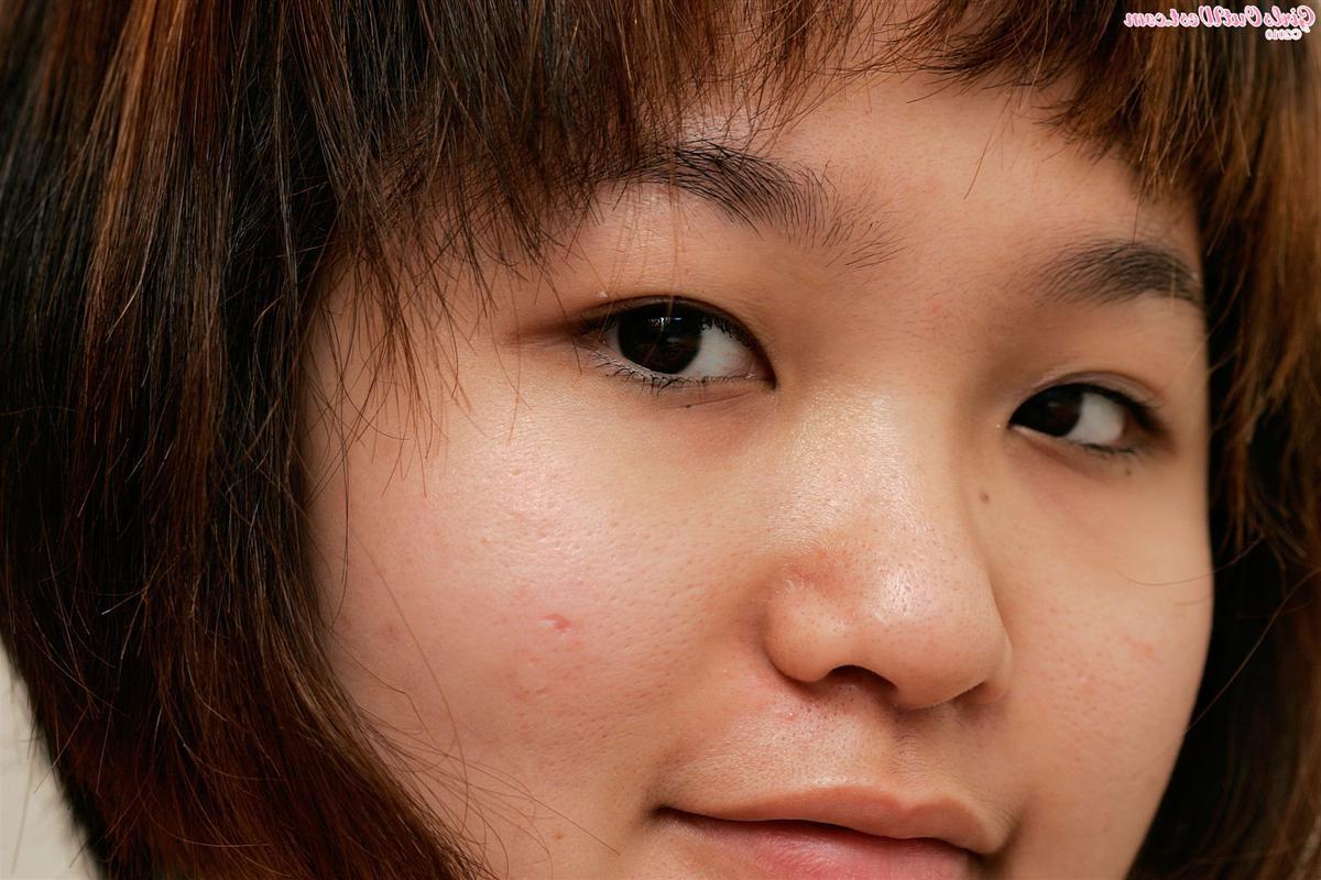 16P Behaarte Muschi, asiatische Amateurin aus Australien, die sich auszieht und spielt