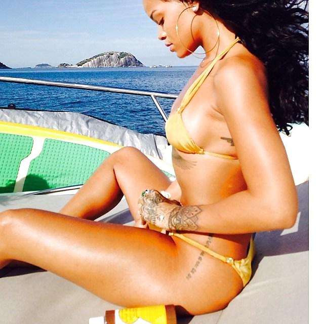 25P Rihanna High in Hawaii 