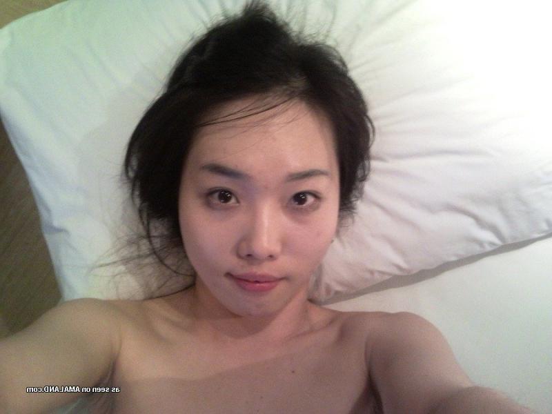 10P Collection of a horny Asian chick posing naked on the bed