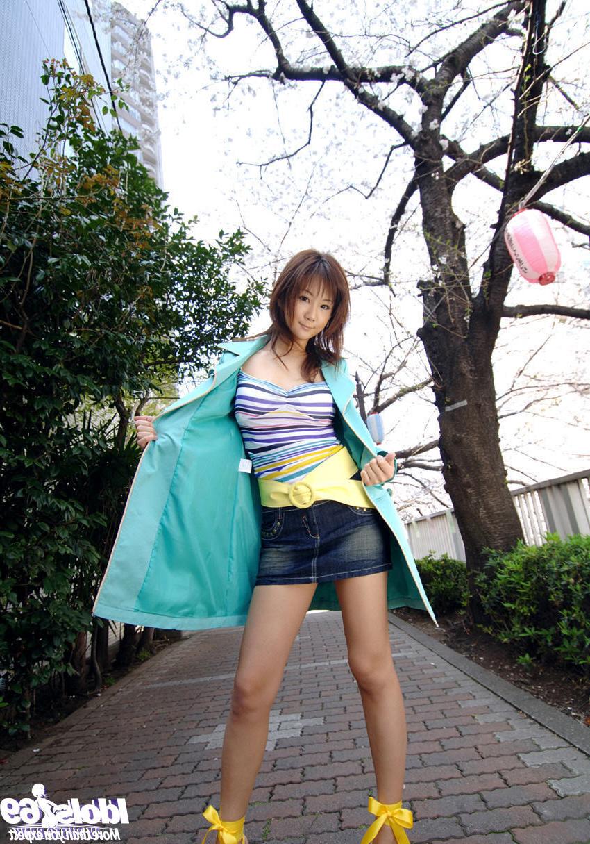 15P Japanese babe in public