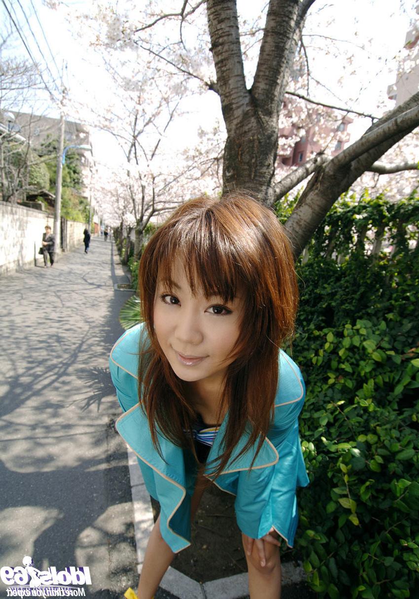 15P Japanese babe in public