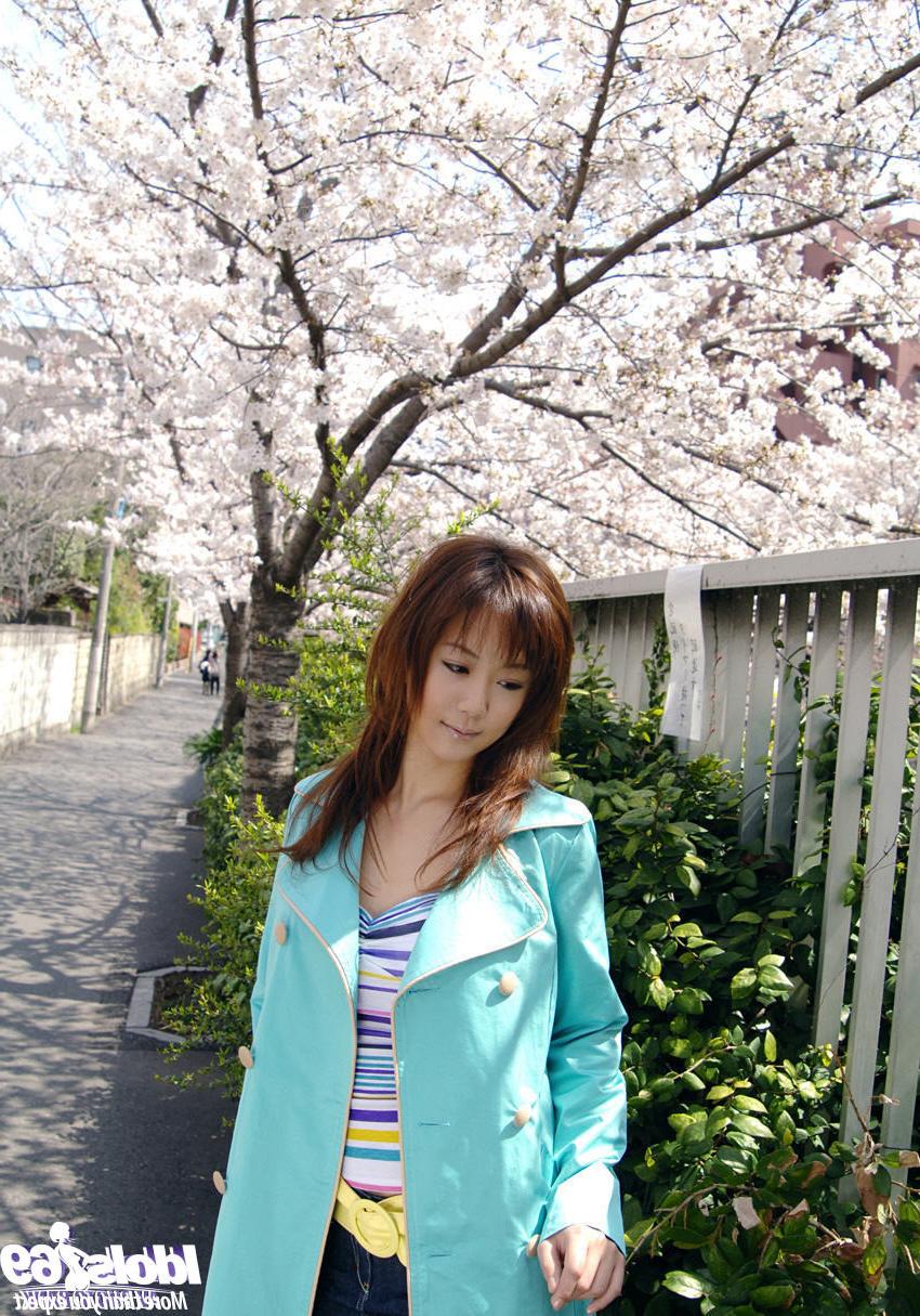 15P Japanese babe in public