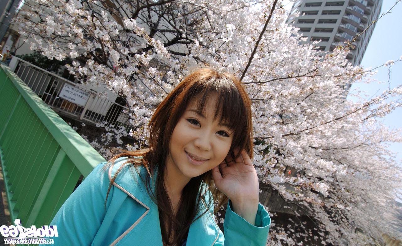 15P Japanese babe in public
