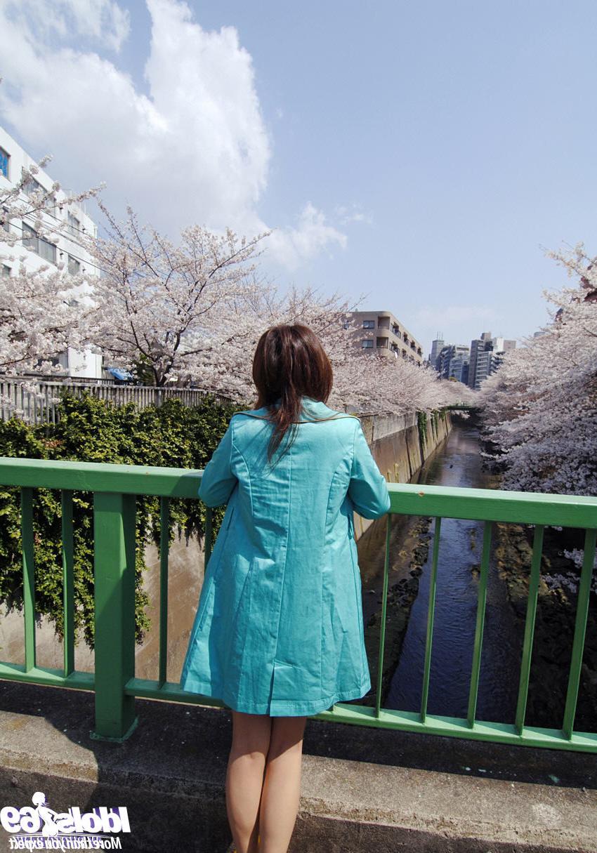 15P Japanese babe in public