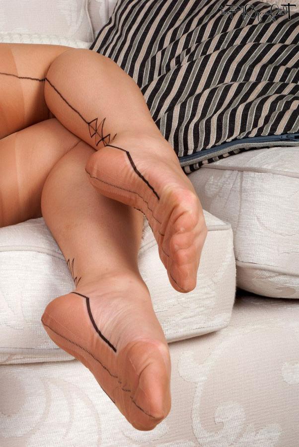 16P Busty asian hottie in stockings plays with her feet