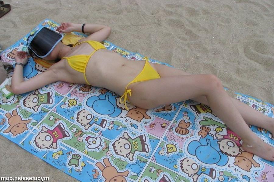 15P Hot Asian amateur showing ass on the beach