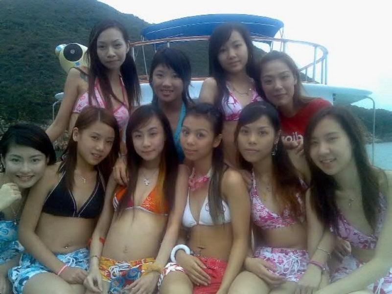 16P Sexy and hot Asian babe gives great blowjob in her bedroom