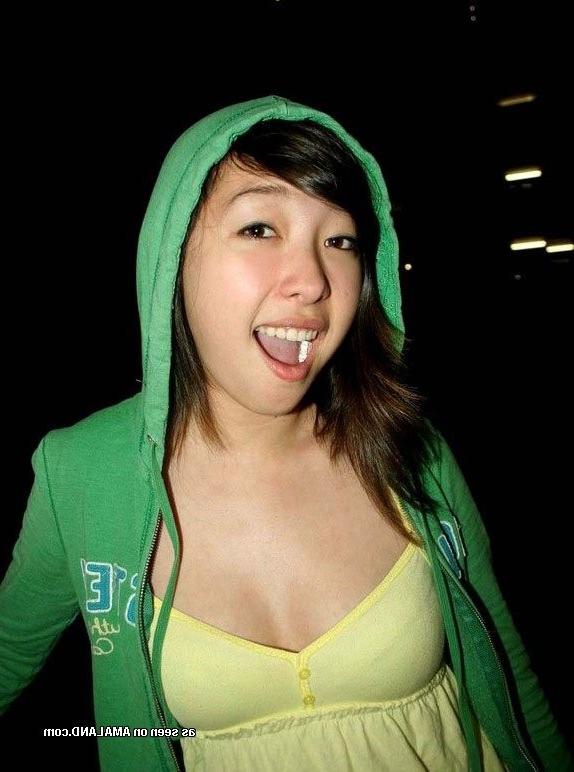 15P Asian amateur girlfriend strips and sucks cock in homemade pix