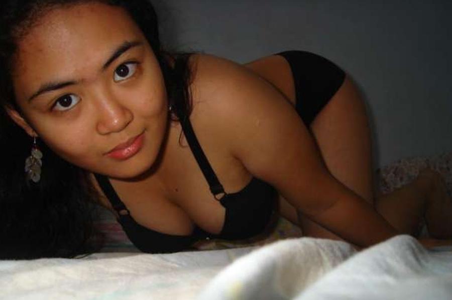 16P Naughty and hot selfpics taken by an amateur Asian chick