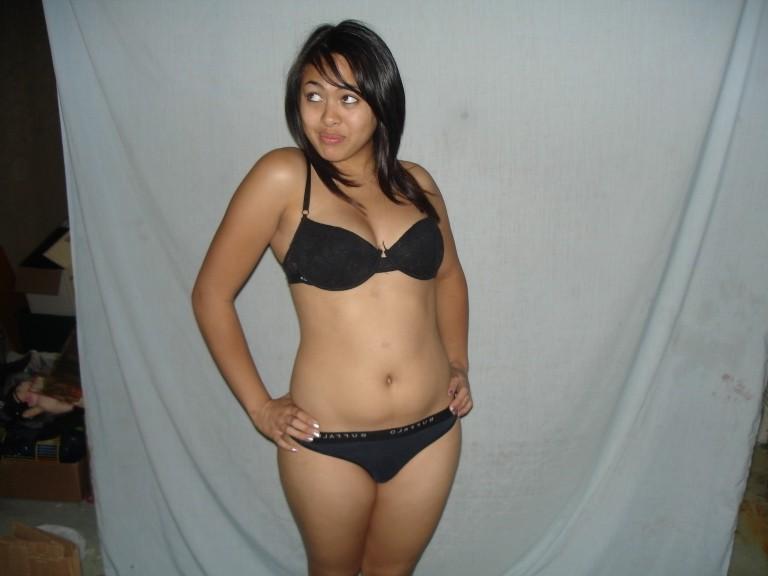 16P Naughty and hot selfpics taken by an amateur Asian chick