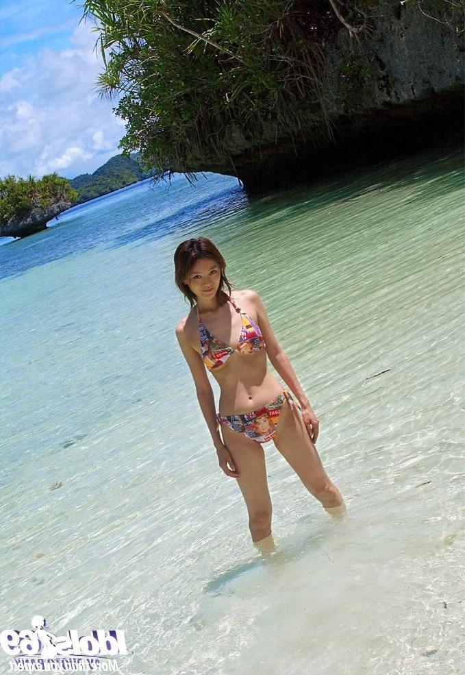 15P Beautiful petite Asian drops bikini to show hairy pussy on beach