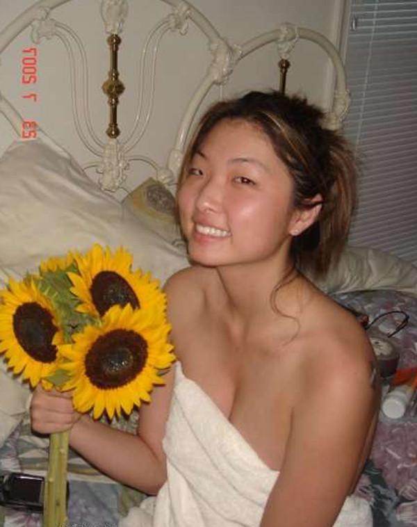 15P Naked Asian amateur chicks