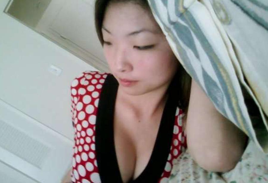 15P Naked Asian amateur chicks