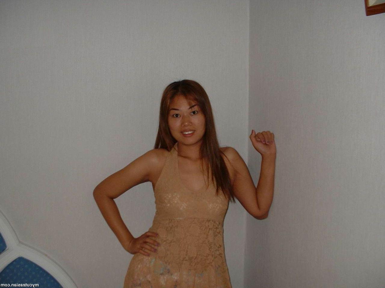 15P Exotic asian girls posing