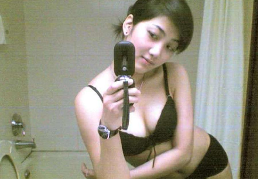 12P Real amateur asian girls showing off