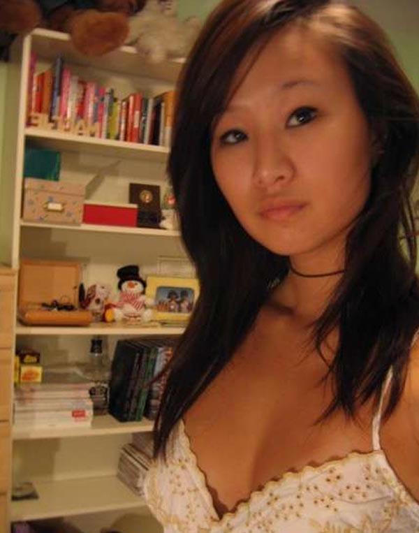 12P Real amateur asian girls showing off