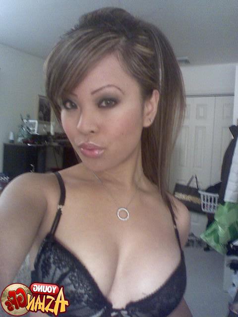 15P Asian girlfriends posing for cell phone pics