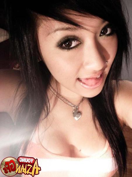 15P Asian girlfriends posing for cell phone pics
