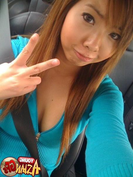 15P Asian girlfriends posing for cell phone pics