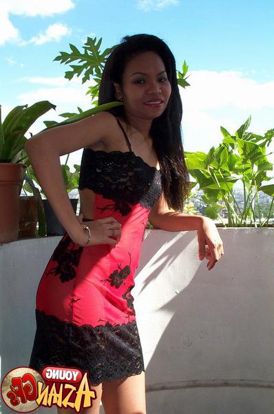 15P Asian girlfriends posing for cell phone pics