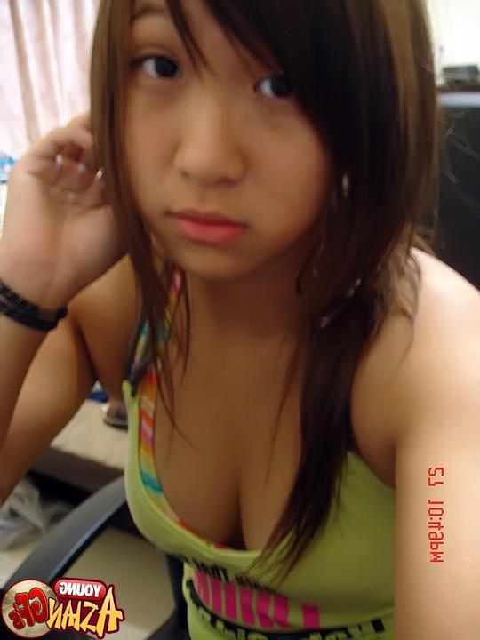 15P Asian girlfriends posing for cell phone pics