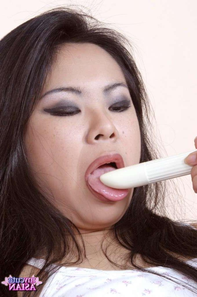 16P Chunky asian amateur plays with a white dildo