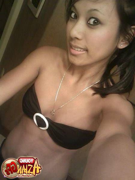 15P Sexy asian girls posing for her boyfriend