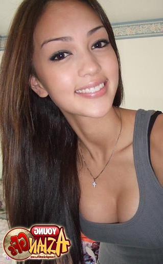 15P Sexy asian girls posing for her boyfriend