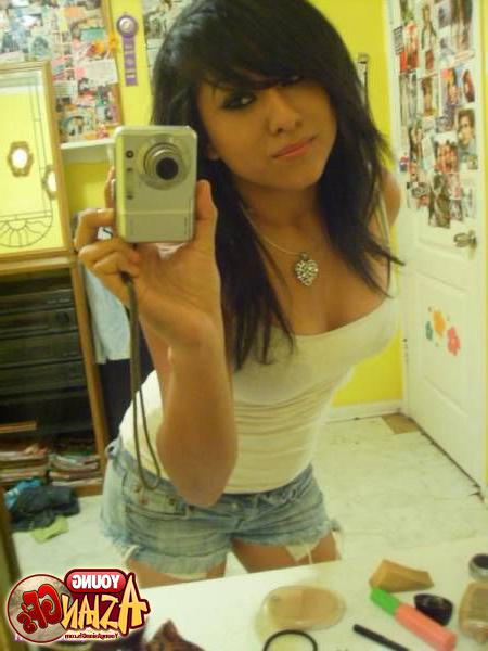 15P Sexy asian girls posing for her boyfriend