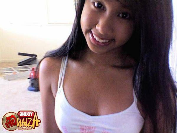 15P Sexy asian girls posing for her boyfriend