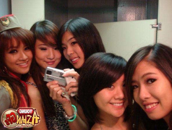15P Sexy asian girls posing for her boyfriend