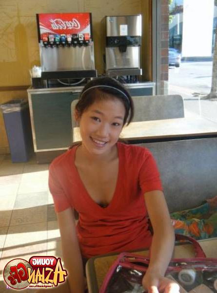 15P Asian teen girlfriends posing for cell phone pics