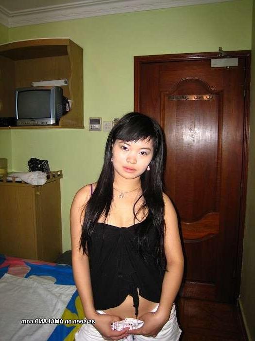 15P Amateur Asian teen GF gives handjob and blowjob in homemade pix