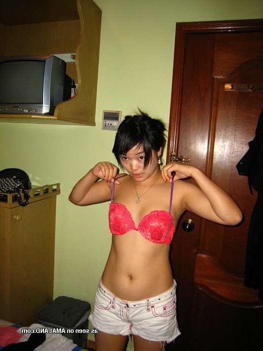 15P Amateur Asian teen GF gives handjob and blowjob in homemade pix
