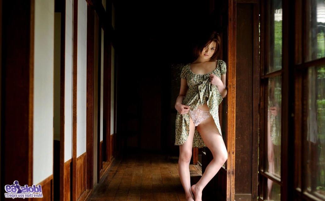 16P Asian tramp Tomomi opens kimono and shows her hairy pussy