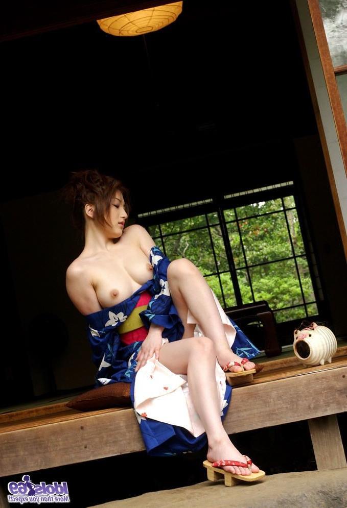 16P Asian tramp Tomomi opens kimono and shows her hairy pussy