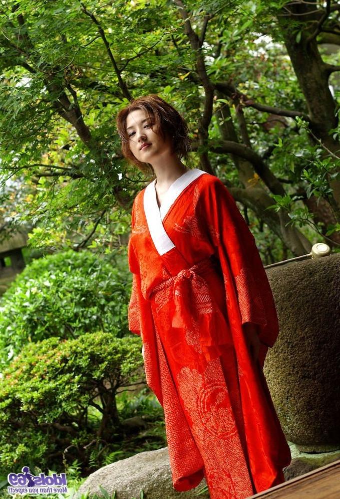 16P Asian tramp Tomomi opens kimono and shows her hairy pussy