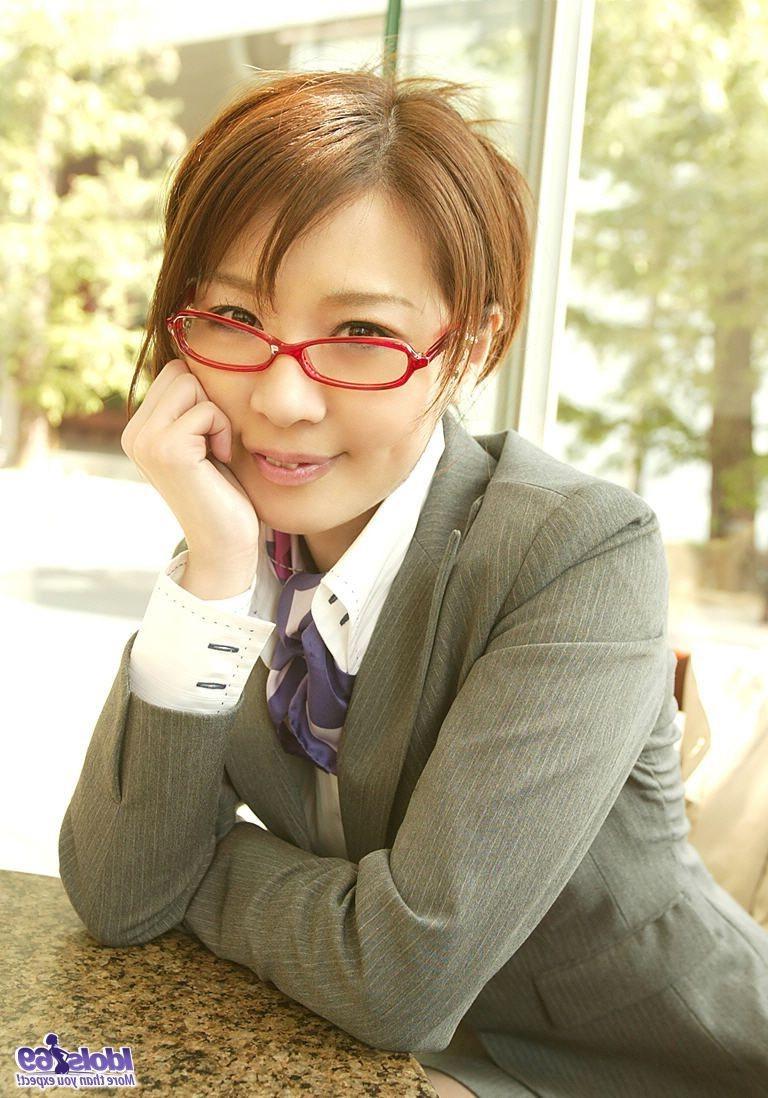 16P Asian tramp gets a vibrator while blindfolded in the office
