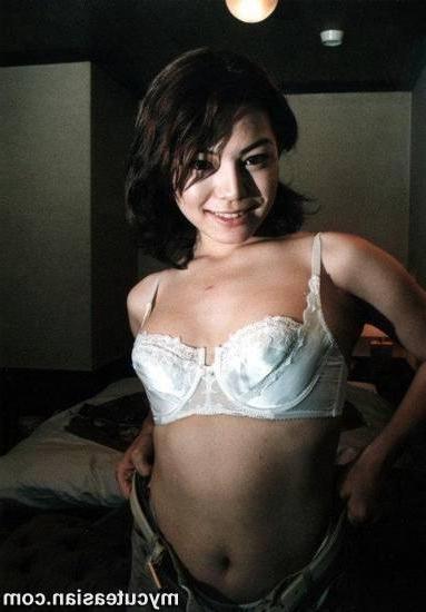 16P Asian Amateur GF spreads pussy in the shower