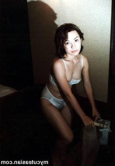 16P Asian Amateur GF spreads pussy in the shower