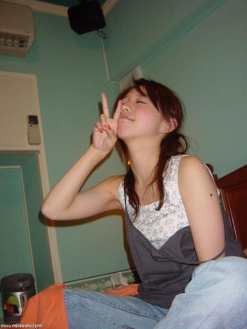 14P Homemade Asian amateur girlfriend sucks cock