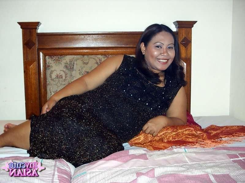 16P Pretty chubby Asian amateur posing on her bed