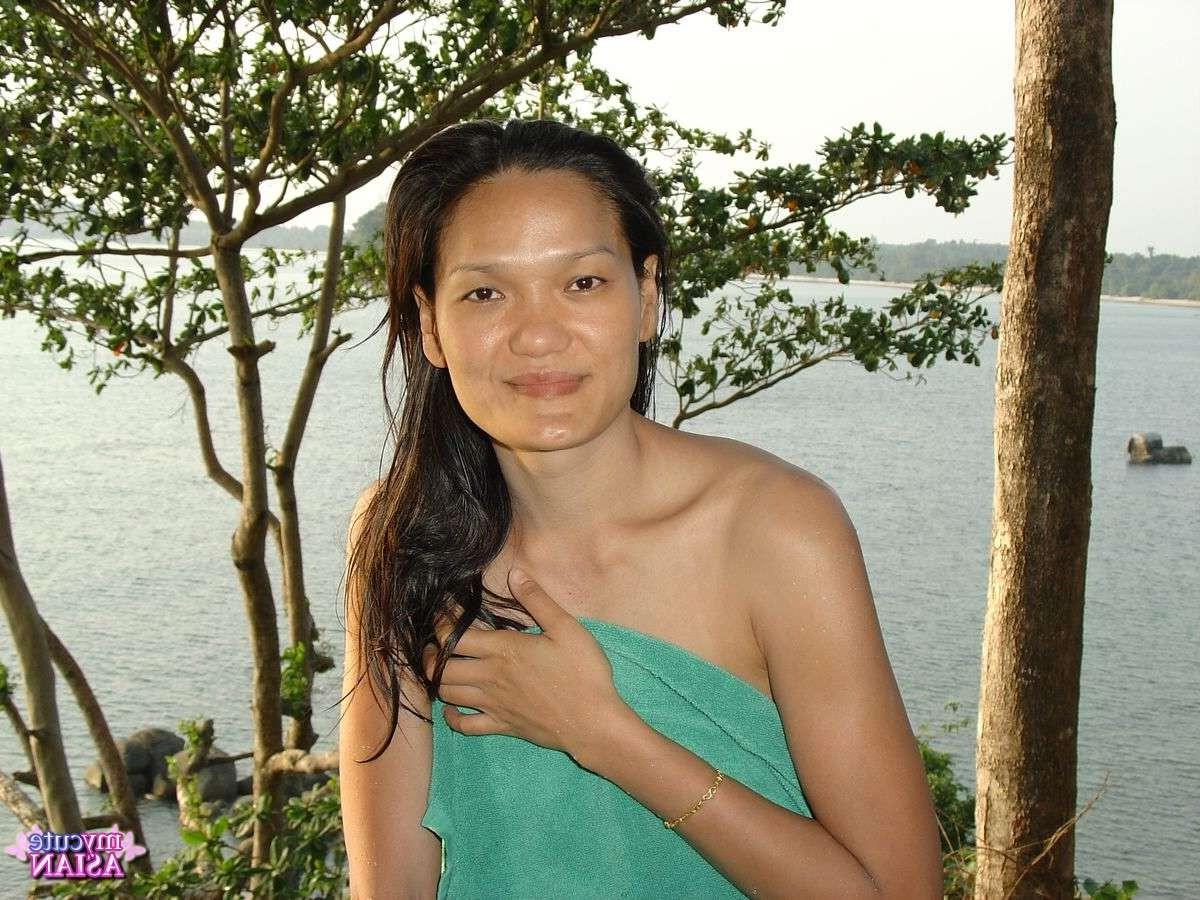 16P Nice Asian amateur babe is posing outdoors