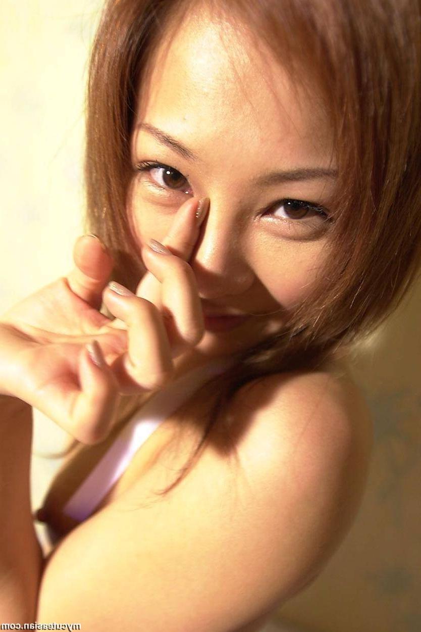 16P Hot asian amateur maid shows her juicy pussy