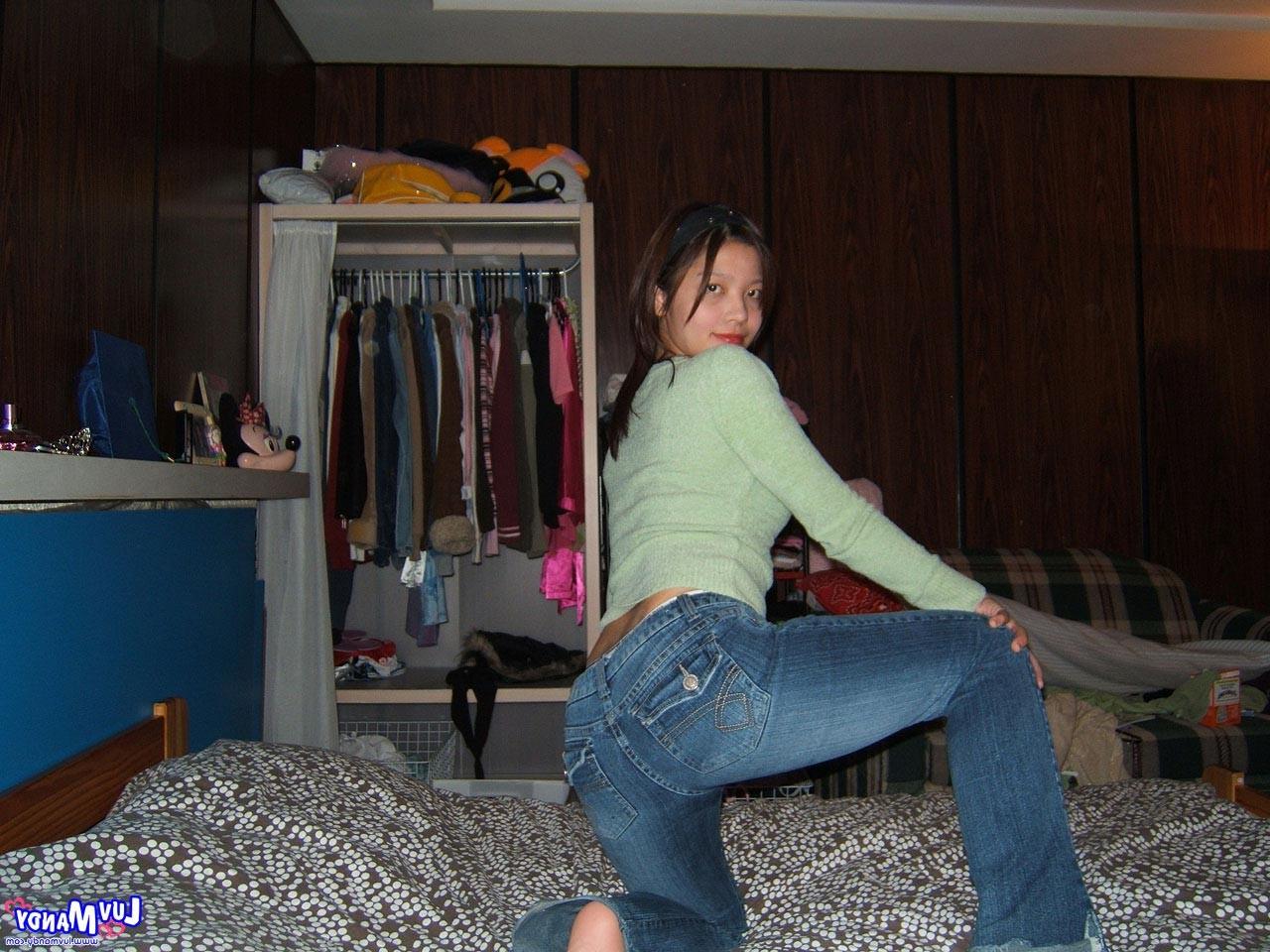 16P Cute asian girl next door Mandy candids