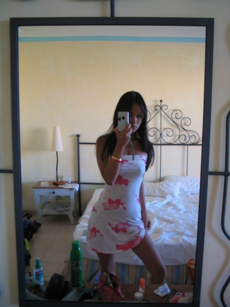 20P Amateur asian girlfriend posing nude during her holidays