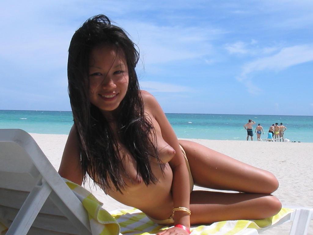 20P Amateur asian girlfriend posing nude during her holidays