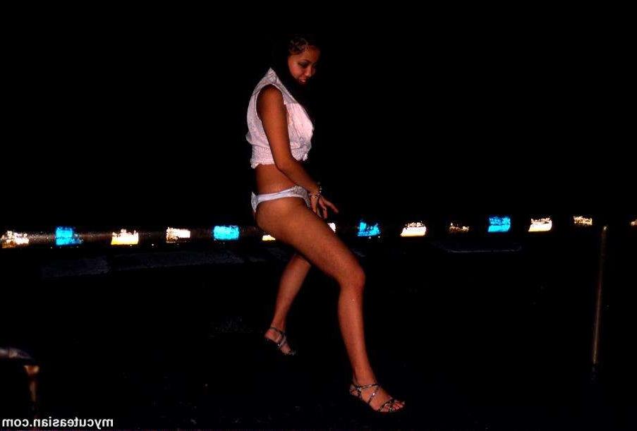 16P Hot asian amateur exhibitionist wife flashing