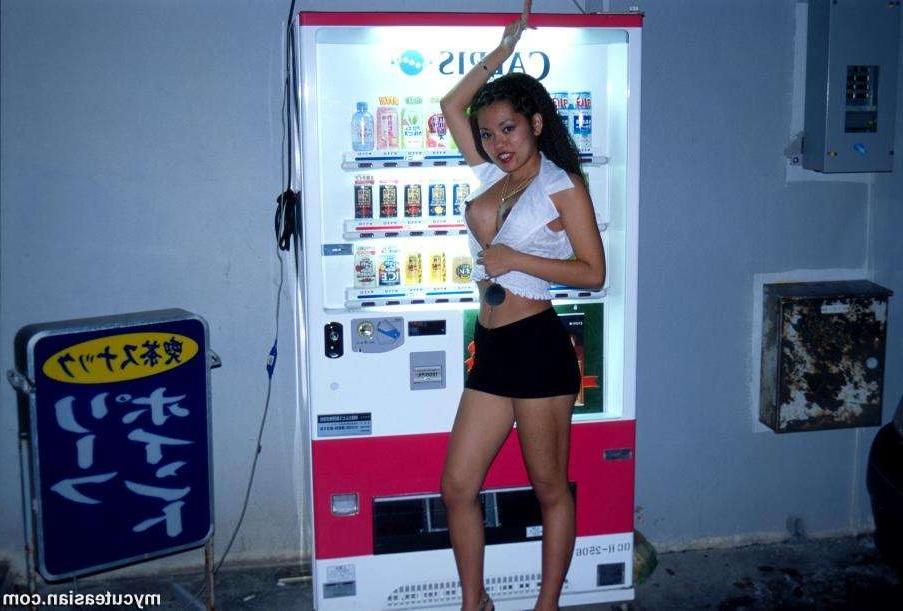 16P Hot asian amateur exhibitionist wife flashing