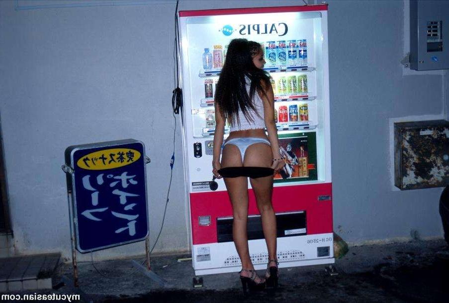 16P Hot asian amateur exhibitionist wife flashing